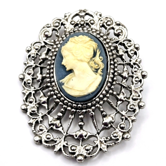 Unknown Jewelry - Cameo Brooch Vintage Silver Tone